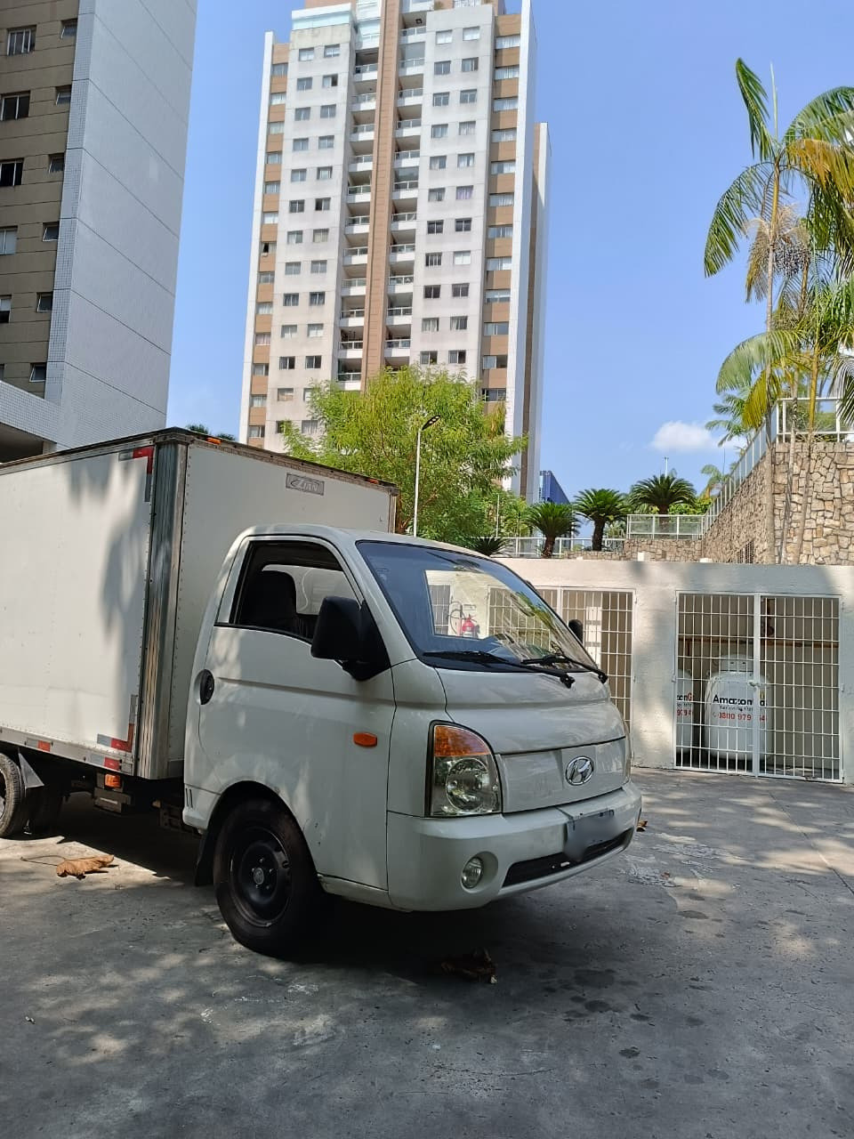 Caminhão baú da FRETESROCHA em um condomínio